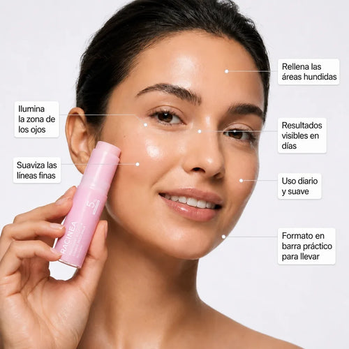 Mujer aplicándose el bálsamo Racinea, con los beneficios señalados sobre el rostro