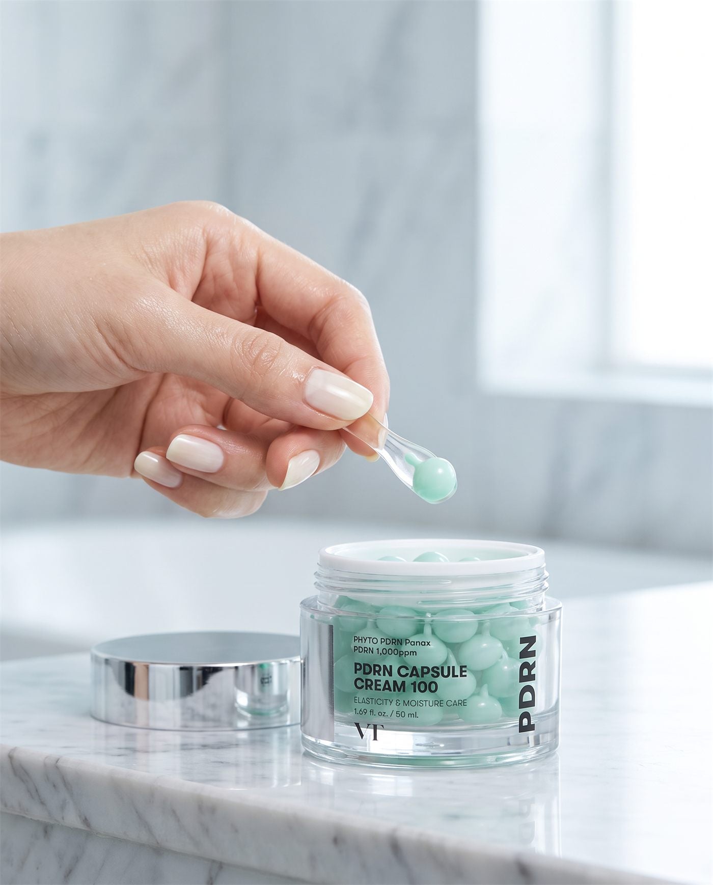 Application de la crème capsule PDRN — étape 1